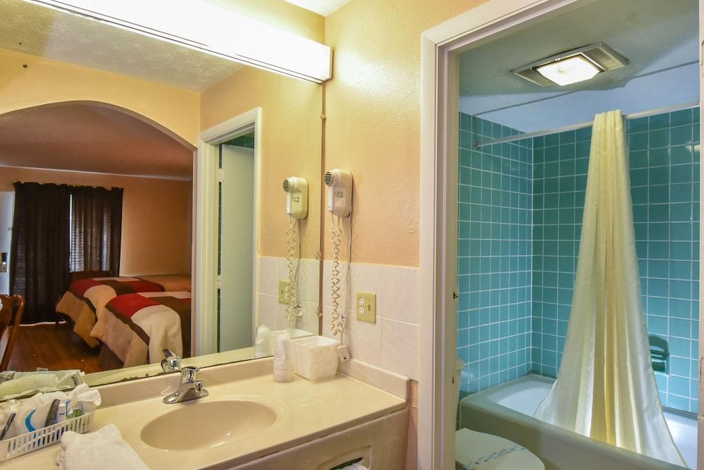 Motel Americas Value & 2*